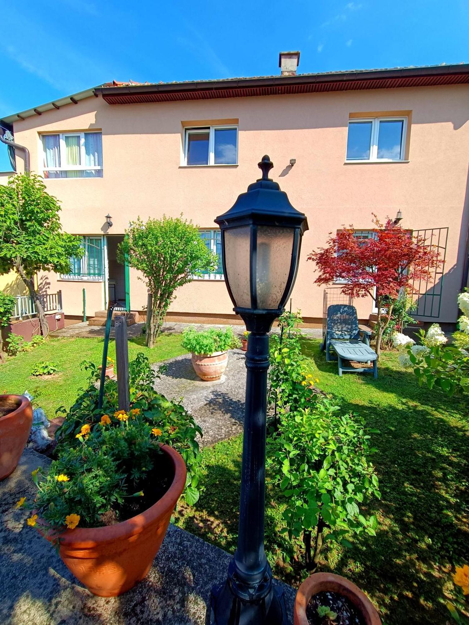 Garden Free Parking Apartman Szarajevó Szoba fotó